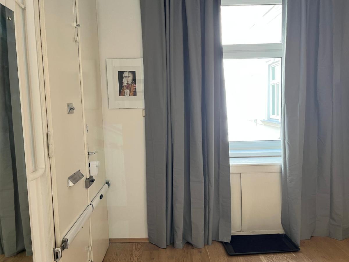 Stylish Apt Near Urania 1Br Apartment Wina Bagian luar foto