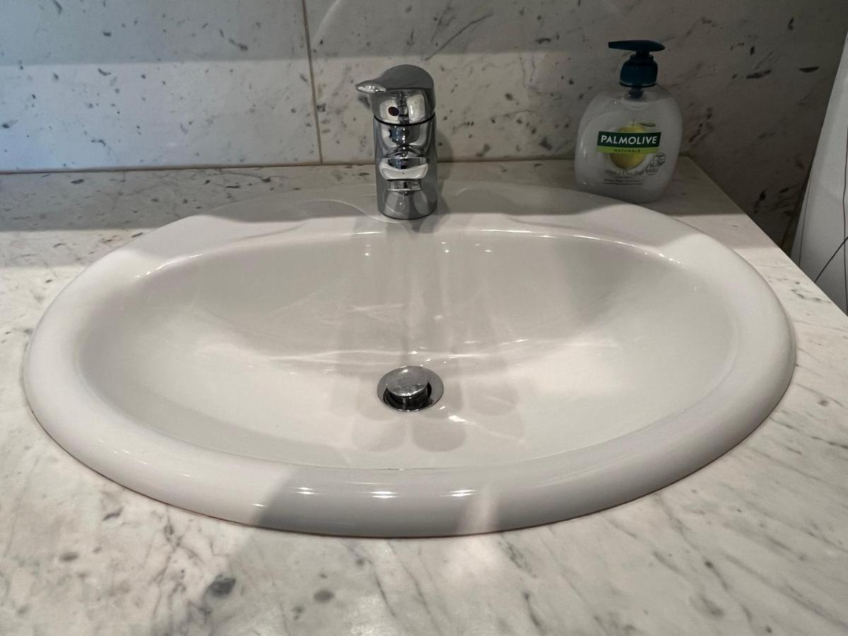 Stylish Apt Near Urania 1Br Apartment Wina Bagian luar foto