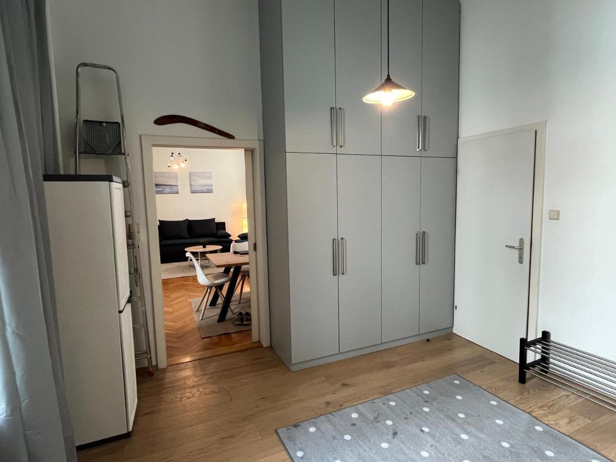 Stylish Apt Near Urania 1Br Apartment Wina Bagian luar foto