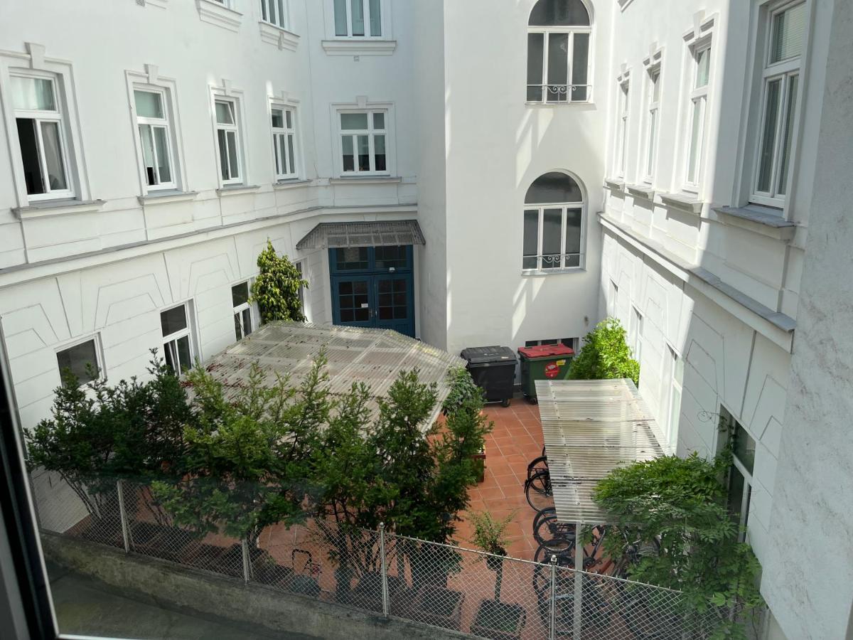 Stylish Apt Near Urania 1Br Apartment Wina Bagian luar foto