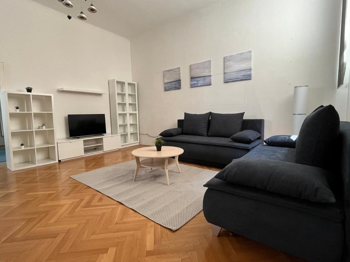 Stylish Apt Near Urania 1Br Apartment Wina Bagian luar foto