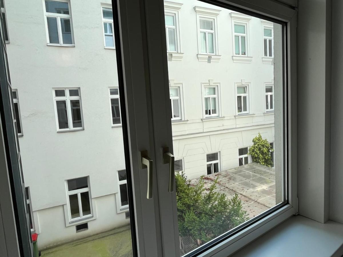 Stylish Apt Near Urania 1Br Apartment Wina Bagian luar foto