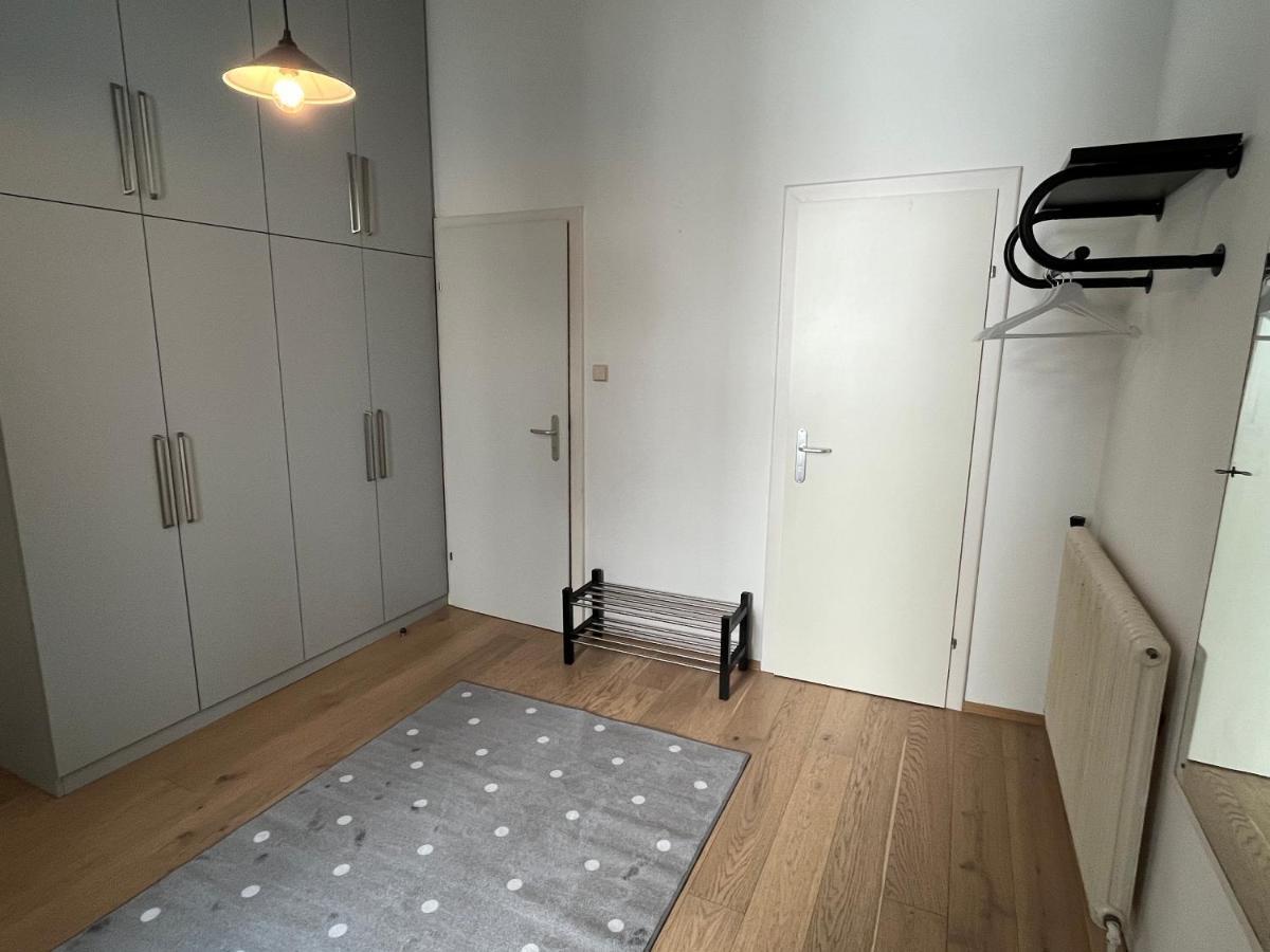 Stylish Apt Near Urania 1Br Apartment Wina Bagian luar foto