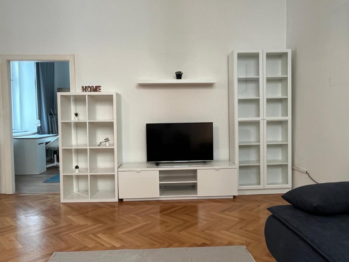 Stylish Apt Near Urania 1Br Apartment Wina Bagian luar foto