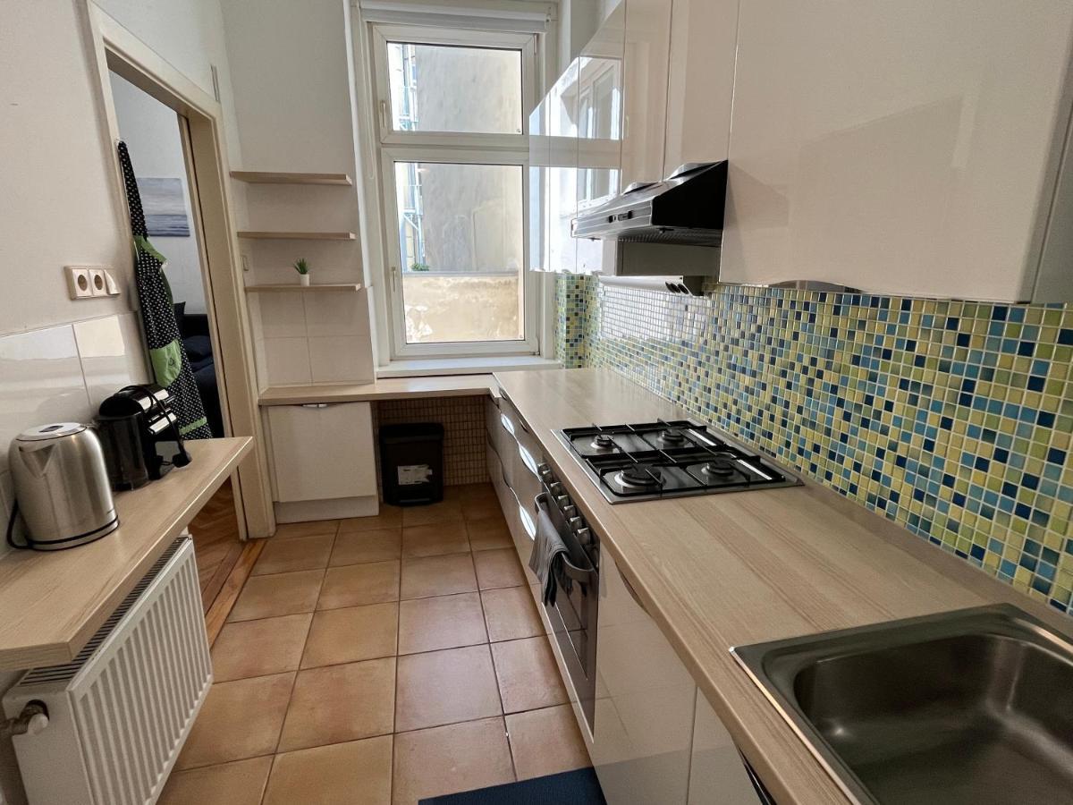 Stylish Apt Near Urania 1Br Apartment Wina Bagian luar foto