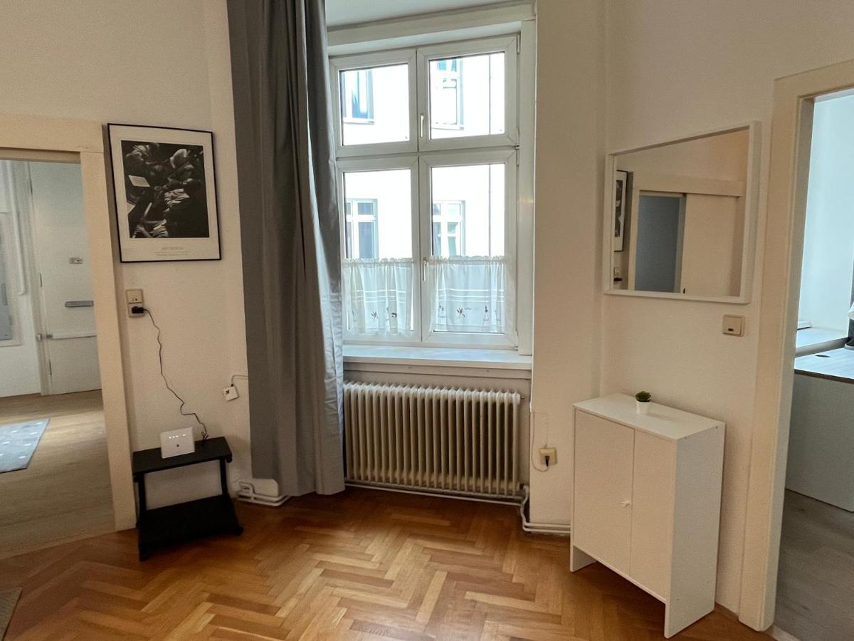 Stylish Apt Near Urania 1Br Apartment Wina Bagian luar foto