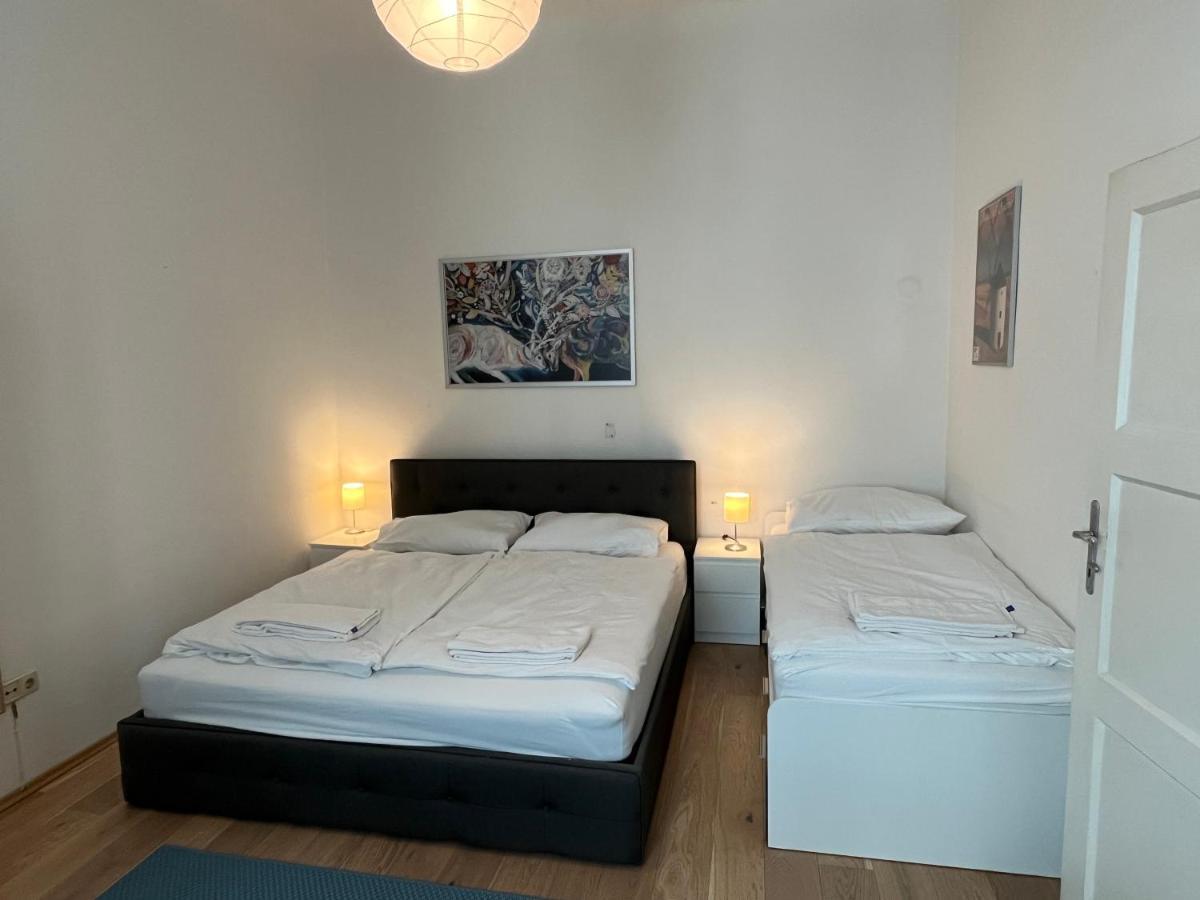 Stylish Apt Near Urania 1Br Apartment Wina Bagian luar foto
