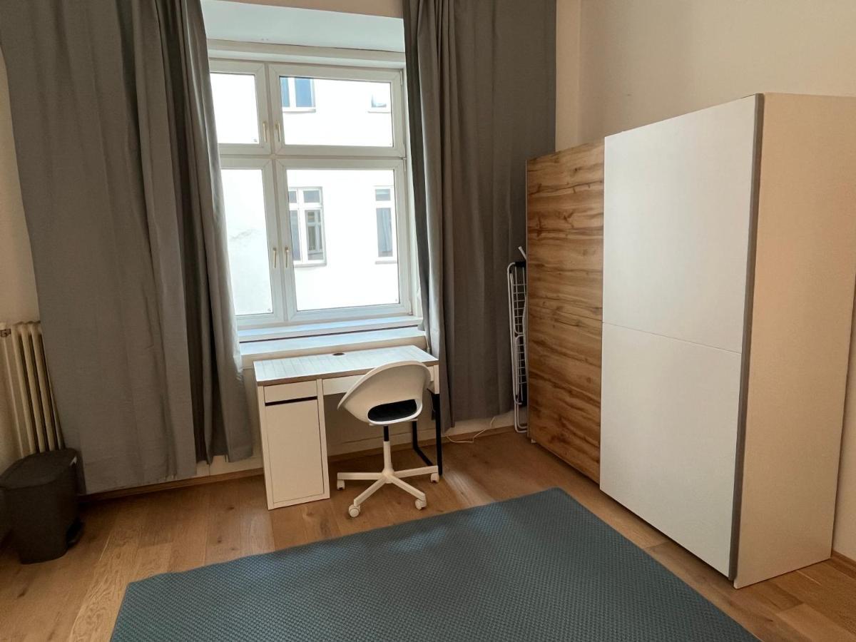 Stylish Apt Near Urania 1Br Apartment Wina Bagian luar foto
